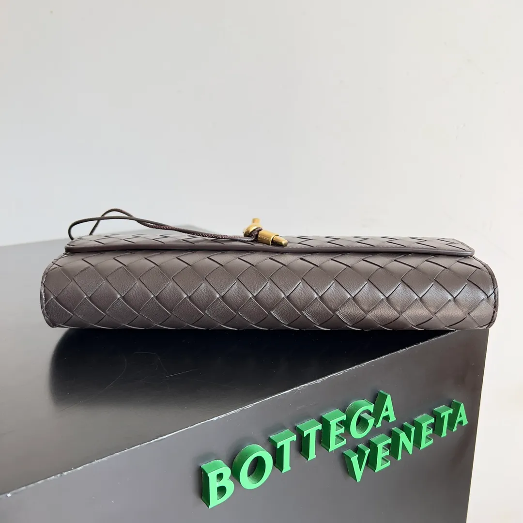 The batch of 1360 BV Andiamo evening handbags has been heavily planted again~ The designer aesthetics in the era of economic downturn are back. I fall in love with it at first sight and can't put it down. It's so beautiful and full of aura. The shape and texture are very competitive. It's light in weight and has sufficient capacity. It's a must-have for fashionistas. It's suitable for many occasions, minimalist, high-end and light luxury. Model No.: 741511 Size: 31*13*3cm